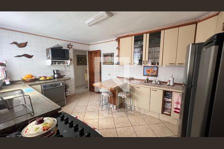 Casa à venda com 650m², 5 quartos e 6 vagas Casa à venda com 650m², 5 quartos e 6 vagasCozinha - Armários