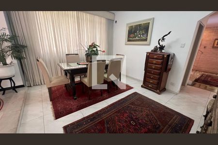 Casa à venda com 650m², 5 quartos e 6 vagas Casa à venda com 650m², 5 quartos e 6 vagasSala de Jantar