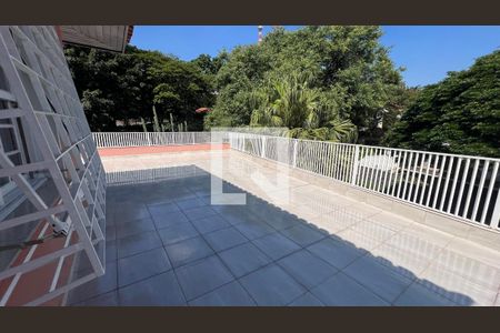 Casa à venda com 650m², 5 quartos e 6 vagas Casa à venda com 650m², 5 quartos e 6 vagasVaranda