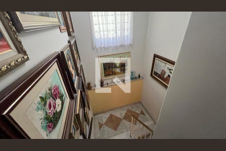 Casa à venda com 650m², 5 quartos e 6 vagas Casa à venda com 650m², 5 quartos e 6 vagasEscada