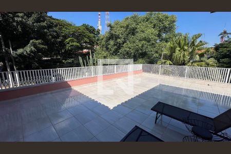 Casa à venda com 650m², 5 quartos e 6 vagas Casa à venda com 650m², 5 quartos e 6 vagasVaranda