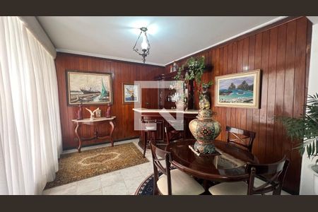 Casa à venda com 650m², 5 quartos e 6 vagas Casa à venda com 650m², 5 quartos e 6 vagasBar