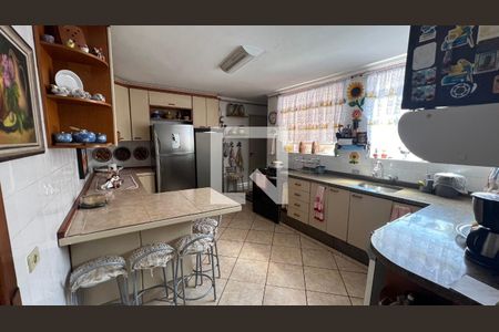 Casa à venda com 650m², 5 quartos e 6 vagas Casa à venda com 650m², 5 quartos e 6 vagasCozinha