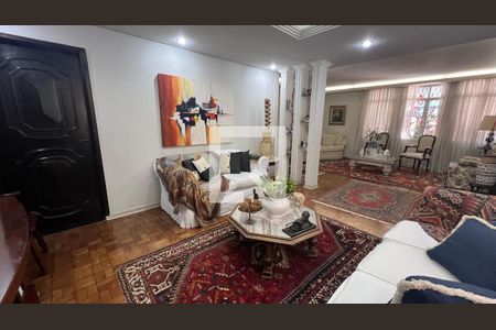 Casa à venda com 650m², 5 quartos e 6 vagas Casa à venda com 650m², 5 quartos e 6 vagasSala de TV