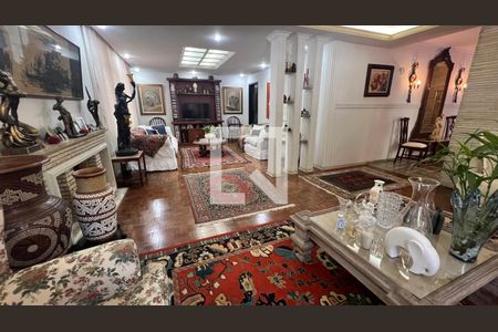 Casa à venda com 650m², 5 quartos e 6 vagas Casa à venda com 650m², 5 quartos e 6 vagasSala