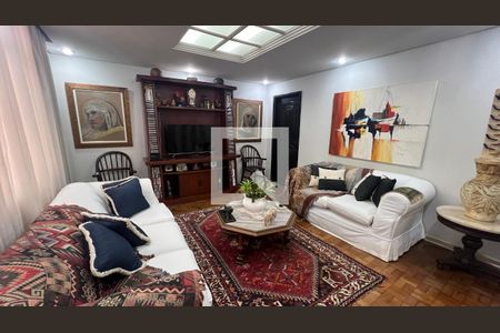 Casa à venda com 650m², 5 quartos e 6 vagas Casa à venda com 650m², 5 quartos e 6 vagasSala de TV