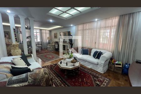 Casa à venda com 650m², 5 quartos e 6 vagas Casa à venda com 650m², 5 quartos e 6 vagasSala de TV