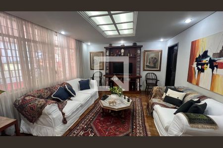 Casa à venda com 650m², 5 quartos e 6 vagas Casa à venda com 650m², 5 quartos e 6 vagasSala de tv