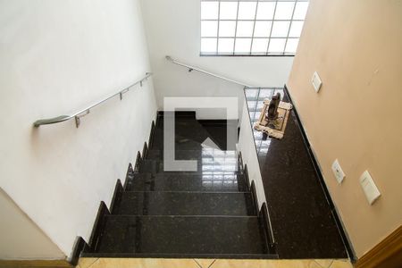 Casa à venda com 200m², 3 quartos e 2 vagasCorredor - Escada