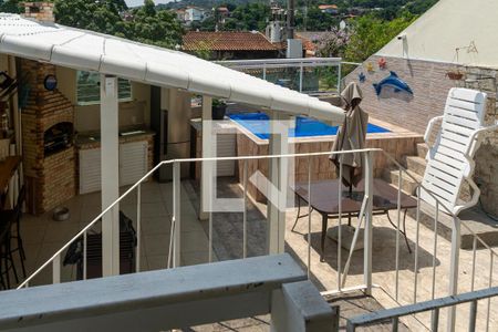 Casa à venda com 250m², 5 quartos e 3 vagas Casa à venda com 250m², 5 quartos e 3 vagasChurraqueira / piscina