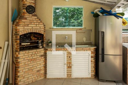 Casa à venda com 250m², 5 quartos e 3 vagas Casa à venda com 250m², 5 quartos e 3 vagasChurraqueira / piscina