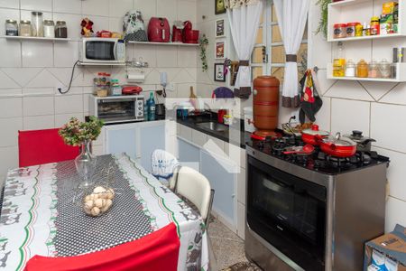 Casa à venda com 250m², 5 quartos e 3 vagas Casa à venda com 250m², 5 quartos e 3 vagasCopa-Cozinha