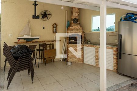 Casa à venda com 250m², 5 quartos e 3 vagas Casa à venda com 250m², 5 quartos e 3 vagasChurraqueira / piscina