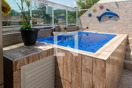 Casa à venda com 250m², 5 quartos e 3 vagas Casa à venda com 250m², 5 quartos e 3 vagasChurraqueira / piscina