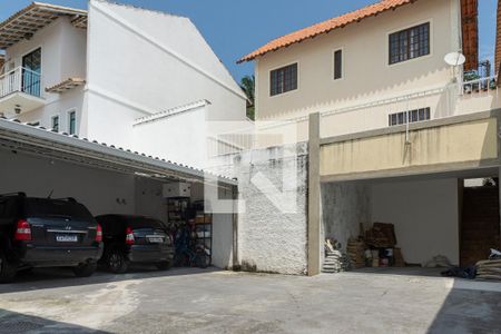 Casa à venda com 250m², 5 quartos e 3 vagas Casa à venda com 250m², 5 quartos e 3 vagasGaragem