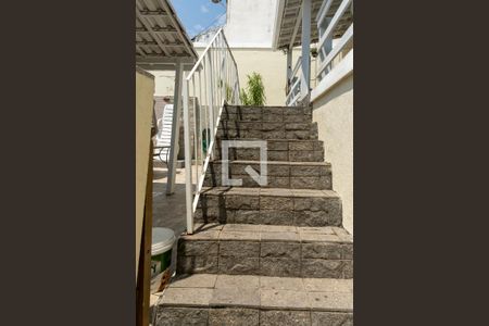 Casa à venda com 250m², 5 quartos e 3 vagas Casa à venda com 250m², 5 quartos e 3 vagasEscada de entrada