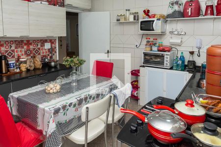 Casa à venda com 250m², 5 quartos e 3 vagas Casa à venda com 250m², 5 quartos e 3 vagasCopa-Cozinha