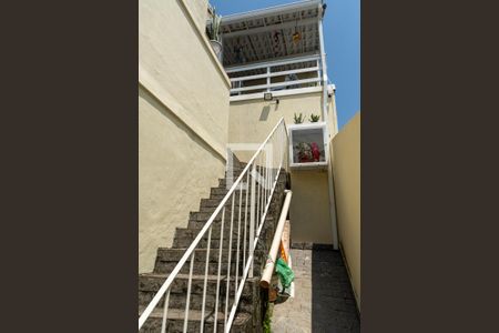 Casa à venda com 250m², 5 quartos e 3 vagas Casa à venda com 250m², 5 quartos e 3 vagasEscada de entrada