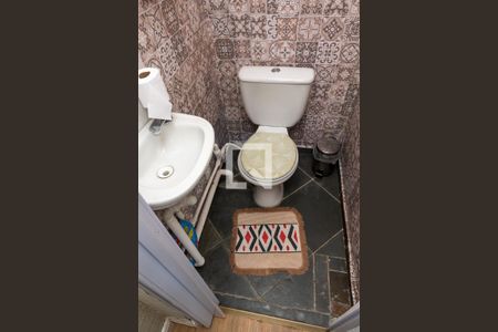 Casa à venda com 250m², 5 quartos e 3 vagas Casa à venda com 250m², 5 quartos e 3 vagasBanheiro Socila 1