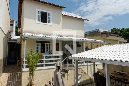 Casa à venda com 250m², 5 quartos e 3 vagas Casa à venda com 250m², 5 quartos e 3 vagasFachada da Casa