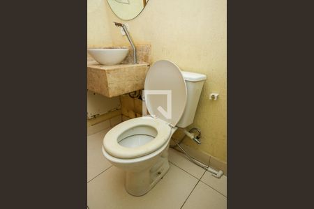 Casa à venda com 270m², 6 quartos e 3 vagas Casa à venda com 270m², 6 quartos e 3 vagasBanheiro Social