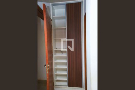 Casa à venda com 270m², 6 quartos e 3 vagas Casa à venda com 270m², 6 quartos e 3 vagasQuarto 2 - Armários