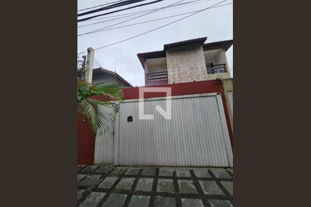 Casa à venda com 270m², 6 quartos e 3 vagas Casa à venda com 270m², 6 quartos e 3 vagasFachada