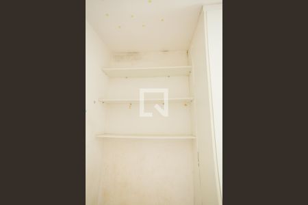 Casa à venda com 270m², 6 quartos e 3 vagas Casa à venda com 270m², 6 quartos e 3 vagasQuarto 2 - Armários