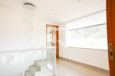 Casa à venda com 270m², 6 quartos e 3 vagas Casa à venda com 270m², 6 quartos e 3 vagascorredor entre sala 2 e quartos