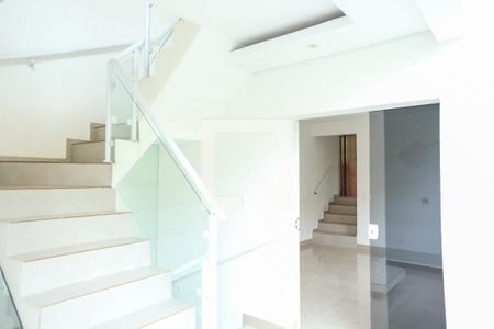 Casa à venda com 270m², 6 quartos e 3 vagas Casa à venda com 270m², 6 quartos e 3 vagasEscada