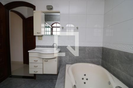 Casa à venda com 240m², 3 quartos e 2 vagasBanheiro da Suíte