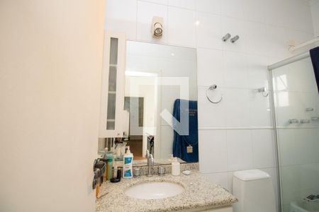 Banheiro, bancada e espelho  de casa à venda com 4 quartos, 165m² em Itaim Bibi, São Paulo