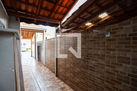 Casa de condomínio para alugar com 208m², 2 quartos e 2 vagasCorredor lateral externo