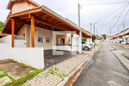 Casa de condomínio para alugar com 208m², 2 quartos e 2 vagasFachada da casa e rua do condomínio