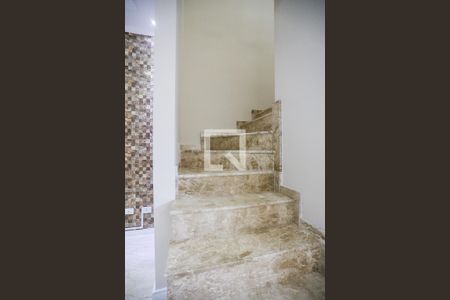 Casa de condomínio para alugar com 208m², 2 quartos e 2 vagasEscada