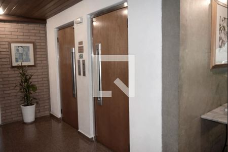 Apartamento à venda com 42m², 1 quarto e 1 vagaElevadores
