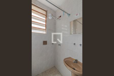 Banheiro de kitnet/studio para alugar com 1 quarto, 39m² em Floresta, Porto Alegre