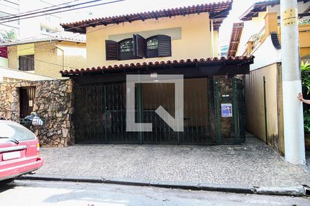 Casa à venda com 230m², 3 quartos e 2 vagasFachada