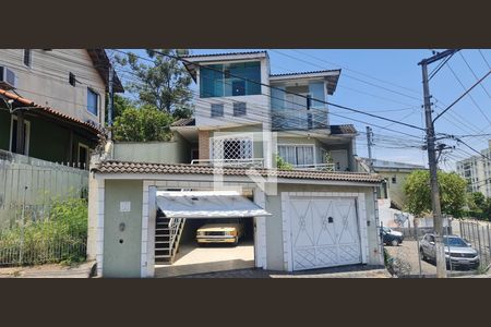 Casa à venda com 199m², 3 quartos e 3 vagasFachada