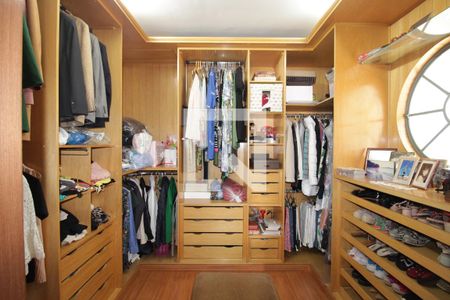 Casa para alugar com 320m², 3 quartos e 3 vagasCloset da suíte