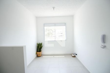 Sala/Cozinha de apartamento para alugar com 1 quarto, 27m² em Jardim Itacolomi, São Paulo