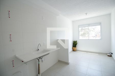 Sala/Cozinha de apartamento para alugar com 1 quarto, 27m² em Jardim Itacolomi, São Paulo