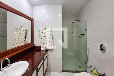 Casa de condomínio à venda com 400m², 4 quartos e 4 vagas Casa de condomínio à venda com 400m², 4 quartos e 4 vagasBanheiro Social