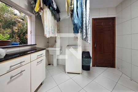 Casa de condomínio à venda com 400m², 4 quartos e 4 vagas Casa de condomínio à venda com 400m², 4 quartos e 4 vagasÁrea de Serviço