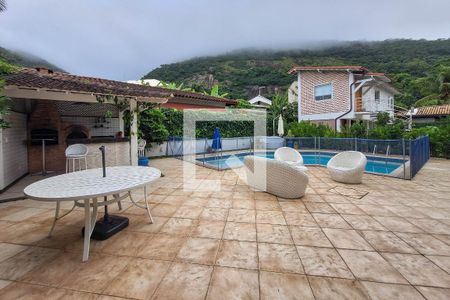 Casa de condomínio à venda com 400m², 4 quartos e 4 vagas Casa de condomínio à venda com 400m², 4 quartos e 4 vagasPiscina