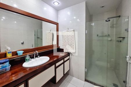 Casa de condomínio à venda com 400m², 4 quartos e 4 vagas Casa de condomínio à venda com 400m², 4 quartos e 4 vagasBanheiro Social