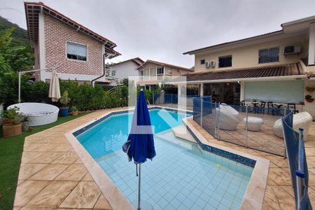 Casa de condomínio à venda com 400m², 4 quartos e 4 vagas Casa de condomínio à venda com 400m², 4 quartos e 4 vagasPiscina