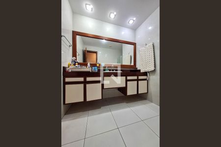 Casa de condomínio à venda com 400m², 4 quartos e 4 vagas Casa de condomínio à venda com 400m², 4 quartos e 4 vagasBanheiro Social