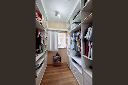 Casa de condomínio à venda com 400m², 4 quartos e 4 vagas Casa de condomínio à venda com 400m², 4 quartos e 4 vagasCloset da suíte 1