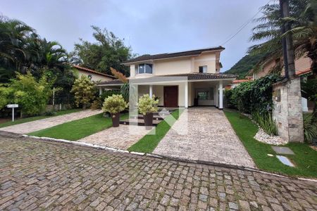 Casa de condomínio à venda com 400m², 4 quartos e 4 vagas Casa de condomínio à venda com 400m², 4 quartos e 4 vagasFachada